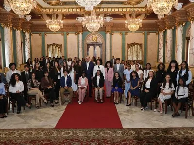 Luis Abinader recibe a estudiantes destacados del programa ODEX