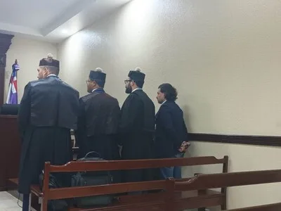Impone coerción de US$5 millones a empresas de barcazas eléctricas