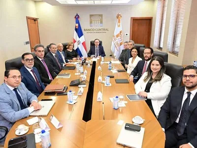 Valdez Albizu plantea mayor cooperación con MasterCard