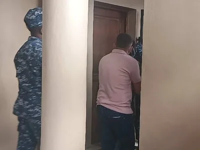 Médico acusado de falsificación de certificado de nacido vivo