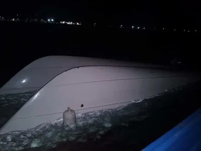 Investigan naufragio de catamarán en Baní que dejó joven muerta