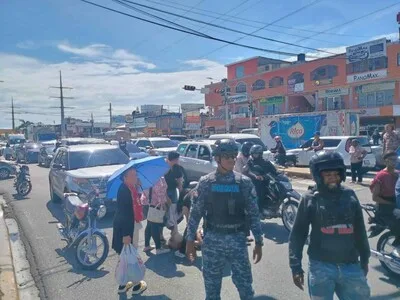 Motorista choca mujer y dispara a otro en Autopista San Isidro
