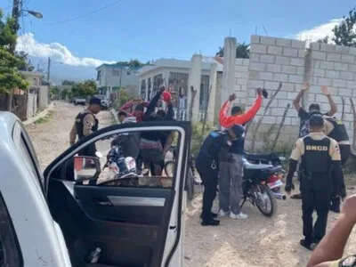 En Enriquillo ocupan dos armas de fuego y sustancias controladas