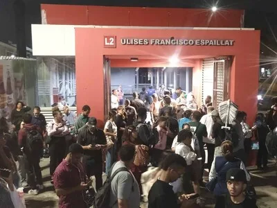 Falla eléctrica deja a cientos varados en la Línea 2 del Metro