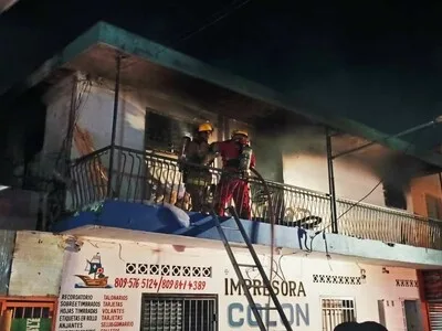 Incendio destruye gran parte de mueblería en Santiago