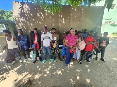 Detienen a conductor y 17 haitianos en carretera de Santiago Rodríguez