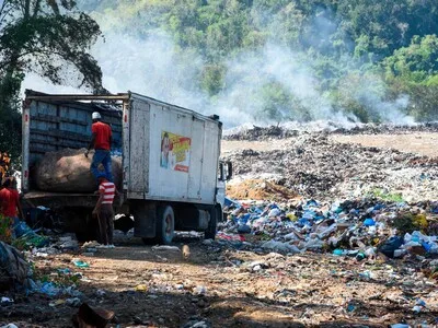 Alcaldesa de Sabana Iglesia promete solución al vertedero contaminado