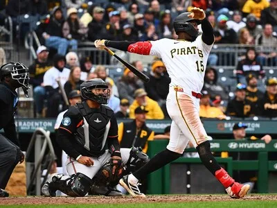 Piratas remontan y vencen a los Reales 8-5