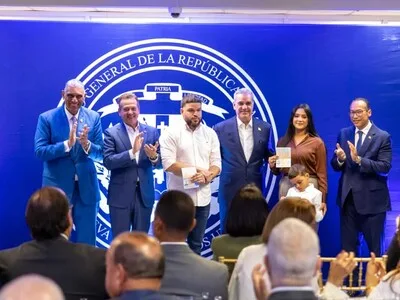 Abinader entrega primer pasaporte electrónico a dominicanos en NY