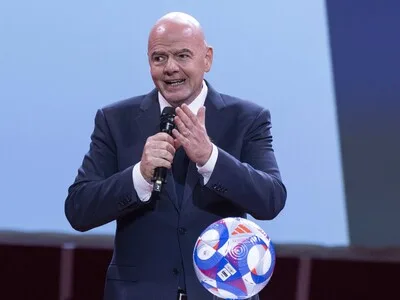 Infantino propone consulta a federaciones para reformar la FIFA