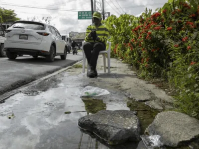 Aceras en mal estado y fuga de agua obstaculizan a peatones