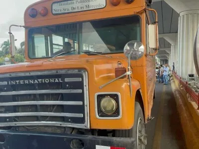 Fallece mujer en choque entre moto y bus escolar en Santiago