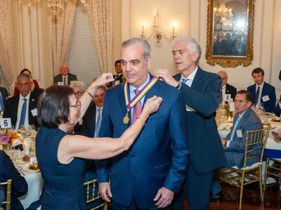 Presidente Abinader recibe Gold Insigne de Americas Society