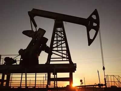 WTI sube 2.11% mientras aumentan tensiones EE.UU.-Irán y cumbre Trump‑Xi