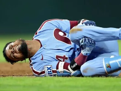 Luis Arráez sufre esguince de tobillo en juego contra Milwaukee