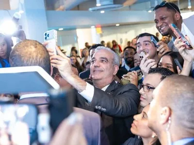 Abinader firma acuerdos y anuncia becas en Nueva York