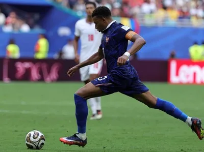 Mbappé se retira lesionado tras anotar contra Turquía