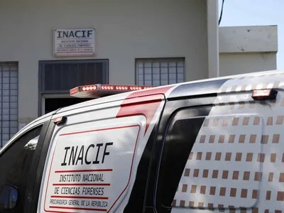 Mujer sin ropa hallada muerta en autopista Duarte